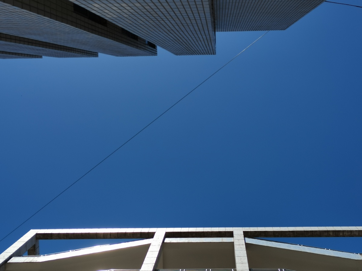 天空是蔚蓝色窗外有千纸鹤