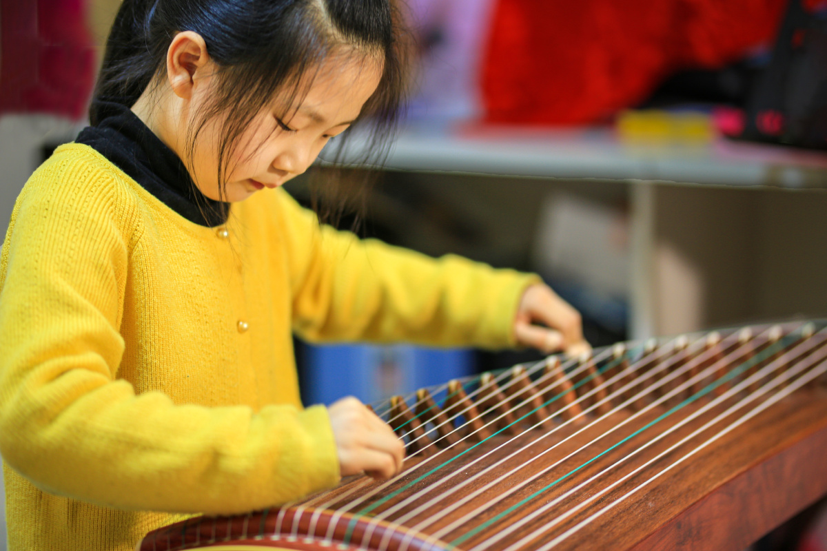 练习古筝的女孩儿