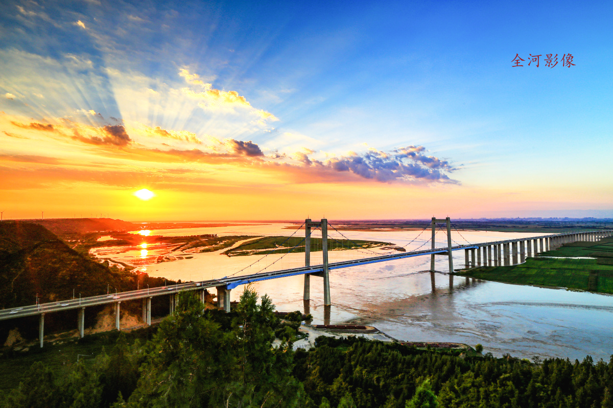 一桥飞架昨天晚霞下的郑州黄河桃花坞大桥