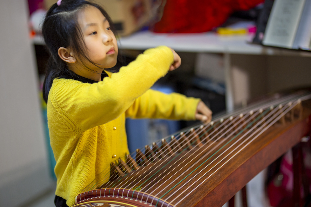 练习古筝的女孩儿