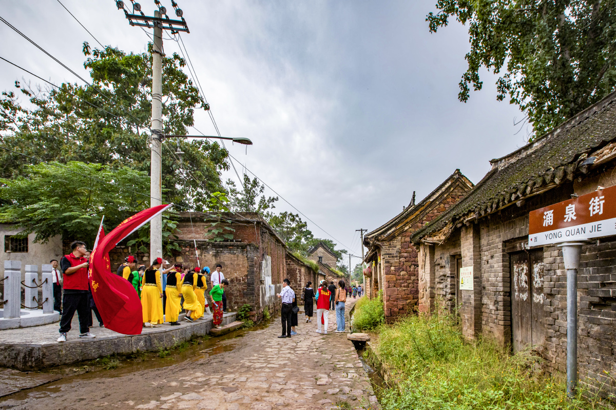 河南省禹州市浅井镇因村内有水位极低的水井,故名浅井.