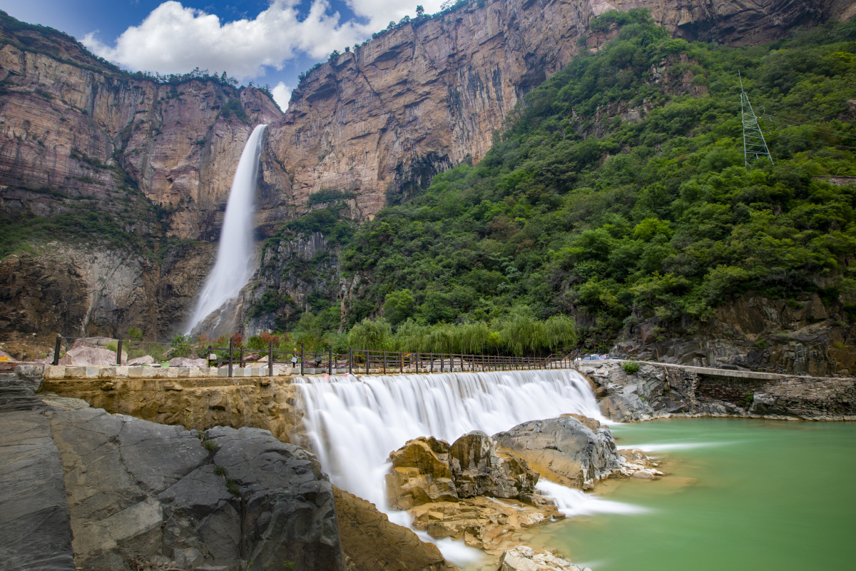 新乡宝泉宝泉景区北依太行山属于典型的峡谷生态景区景区内峡谷蜿蜒