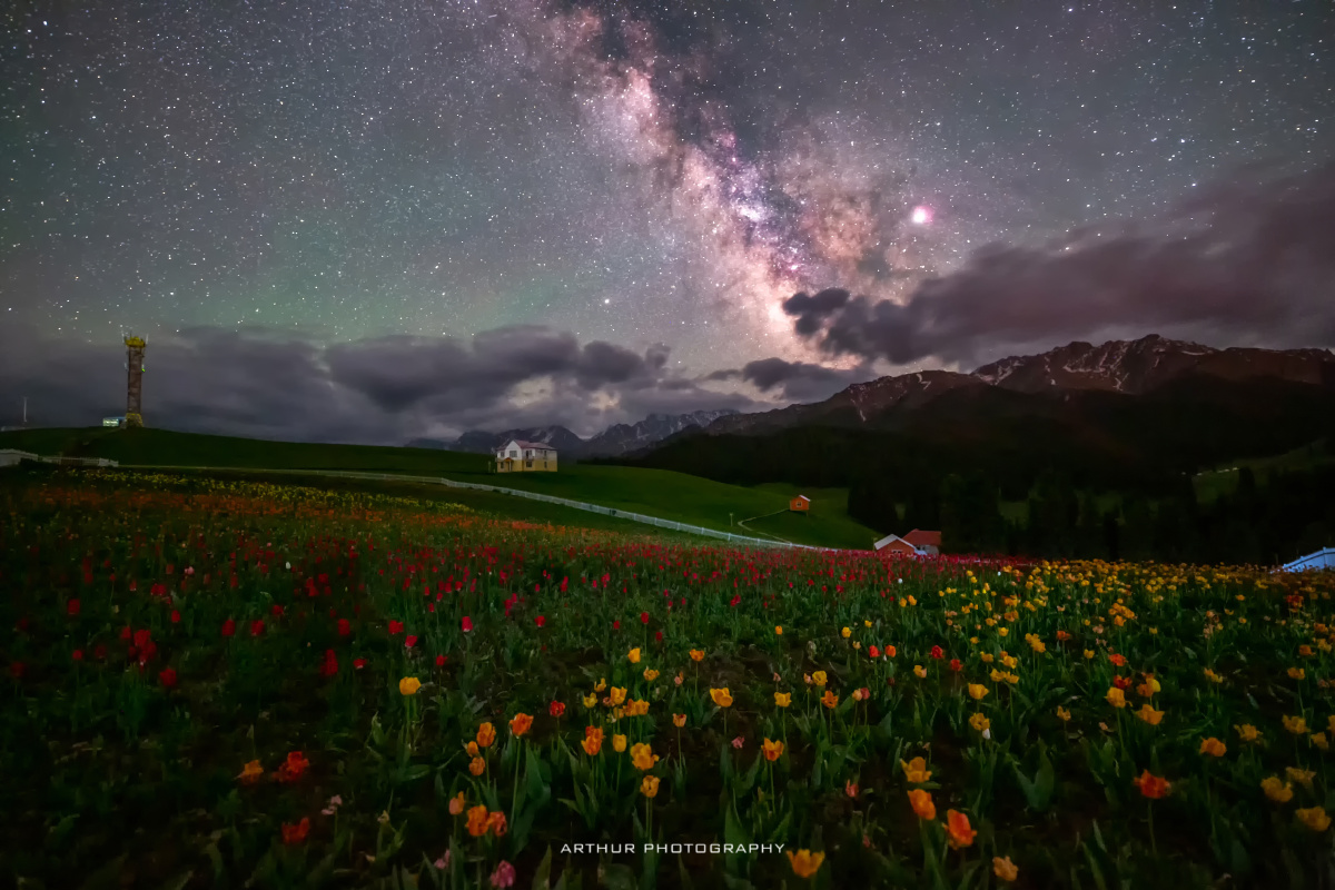 星辰天际雪山银河在花海中消失的姑娘发出悦耳的歌声思念每一个繁星下