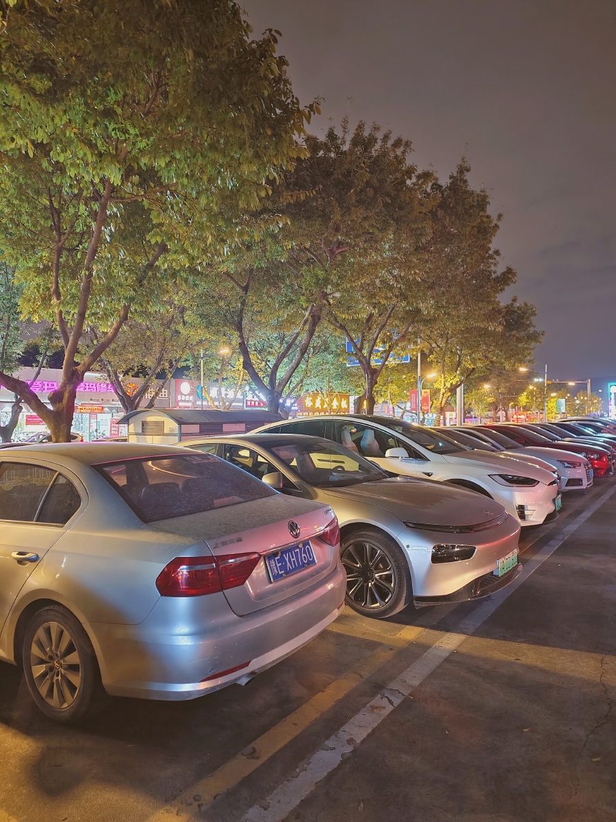 夜幕下的露天停车场