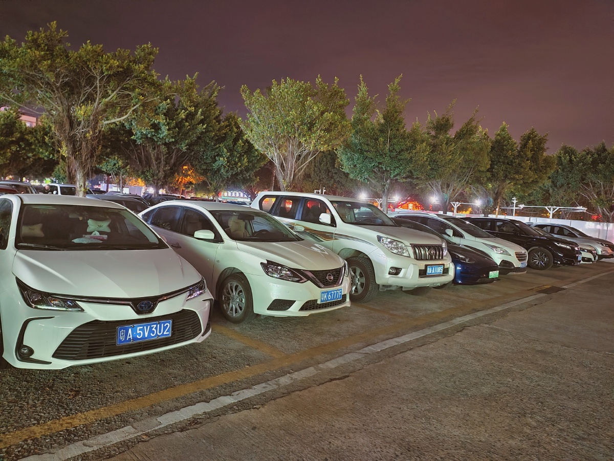 夜幕下的露天停车场