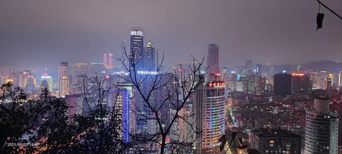 夜色下的东山山体公园散发着年轻的气息