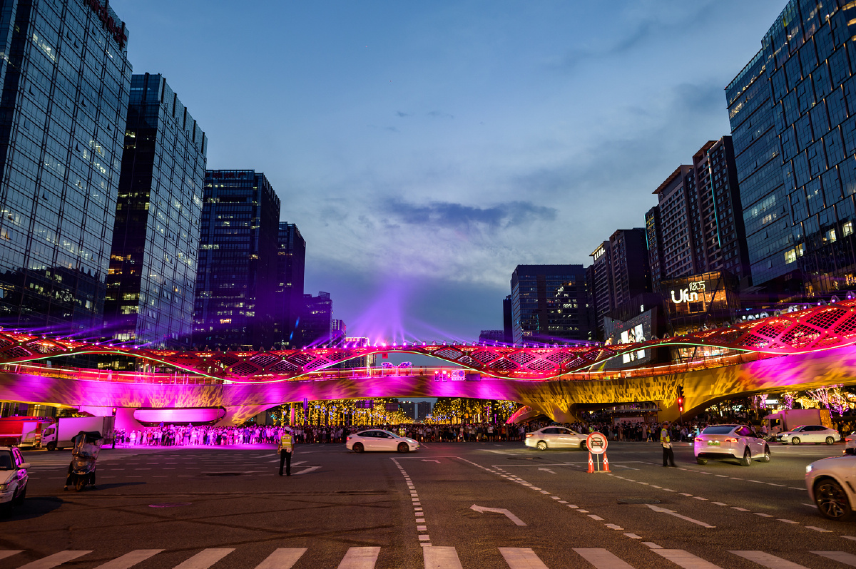 成都交子大道热闹开街8月20日晚成都交子大道热闹开街吸引上万市民