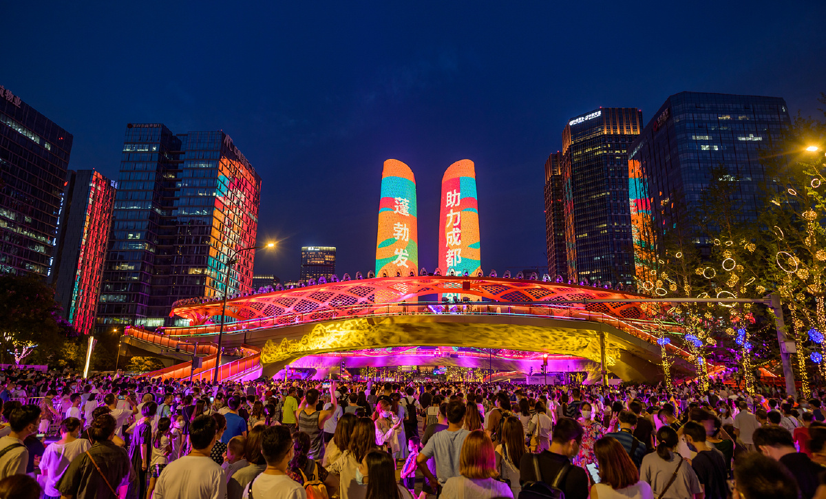 成都交子大道热闹开街8月20日晚成都交子大道热闹开街吸引上万市民