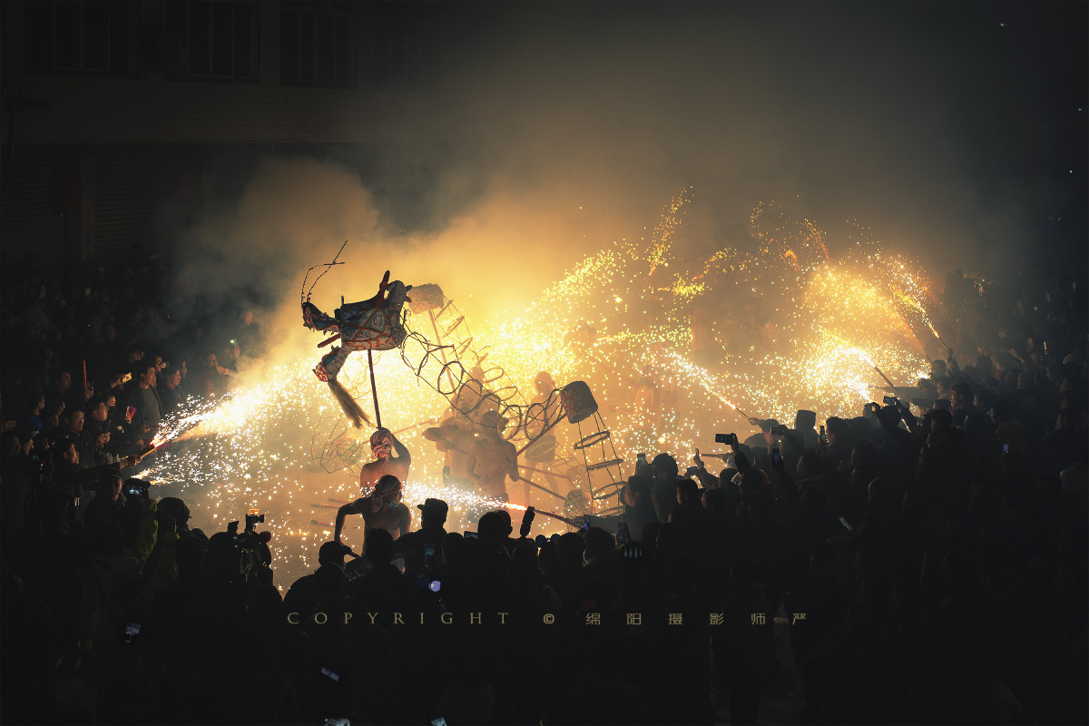 元宵夜火龙舞起来绵阳市三台县乐加乡传承100多年的