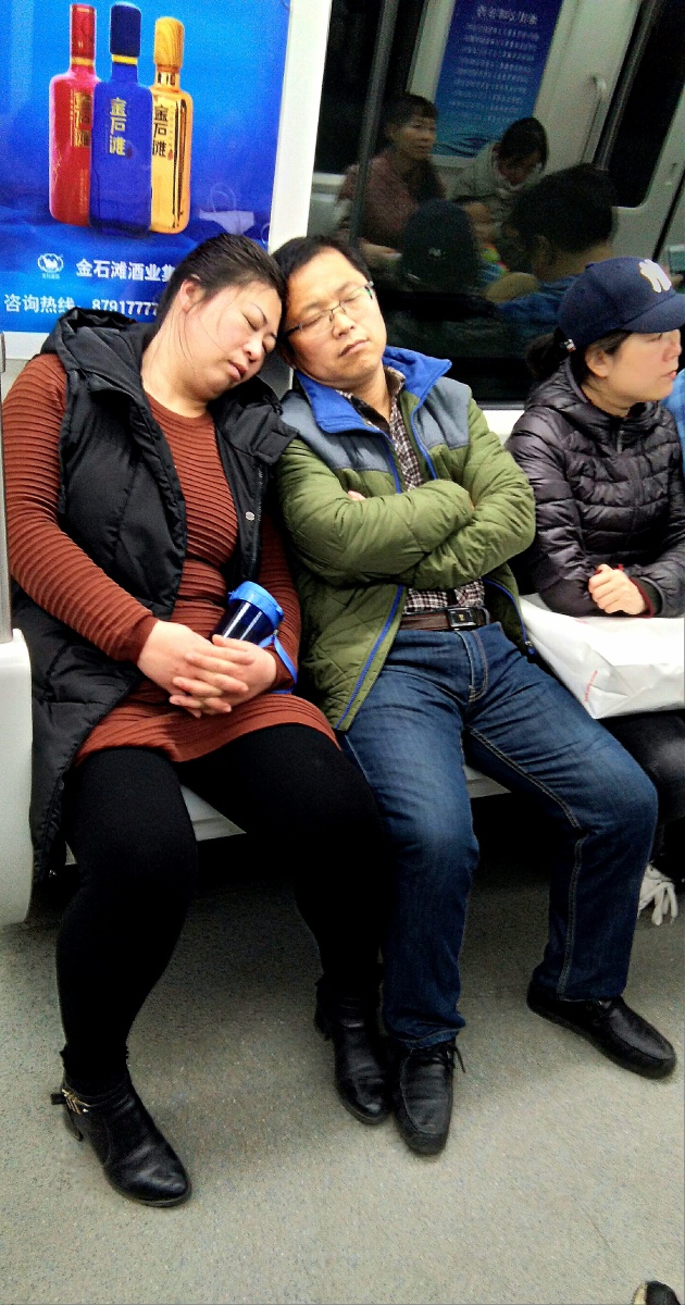 地铁车里低头族 - 光圈速度大连 - 图虫