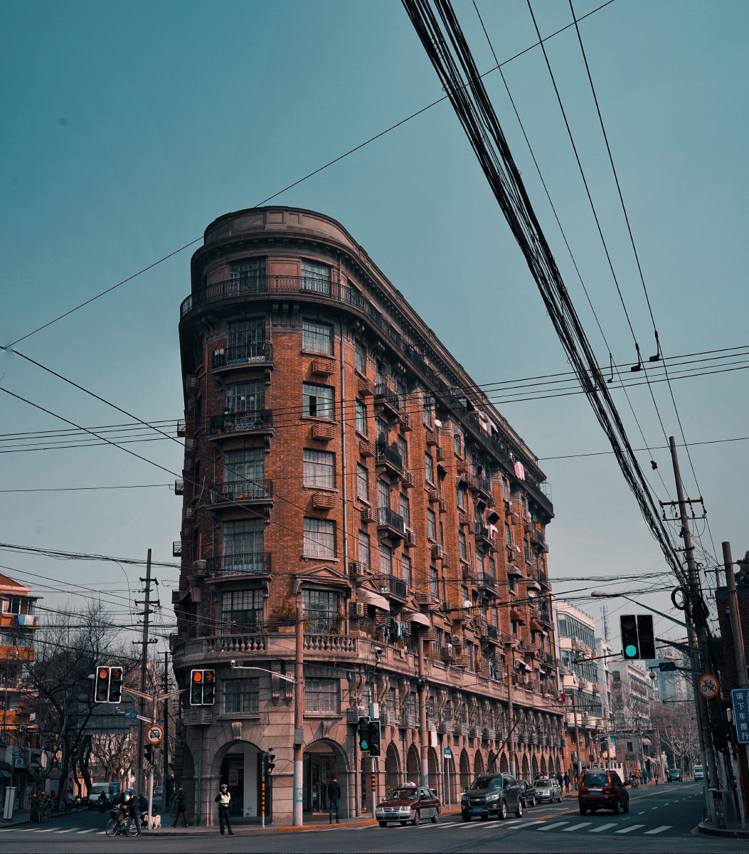 有电线的武康大楼