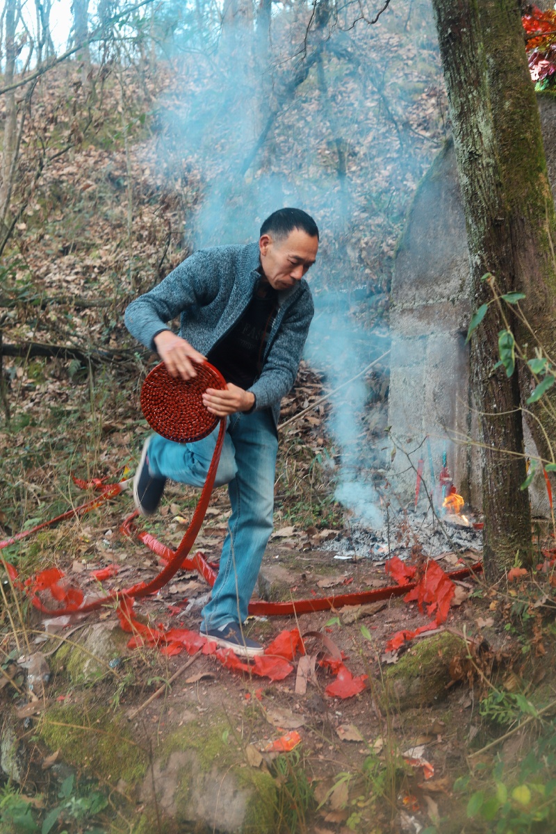 重庆风俗,大年初一烧香放炮祭祖!