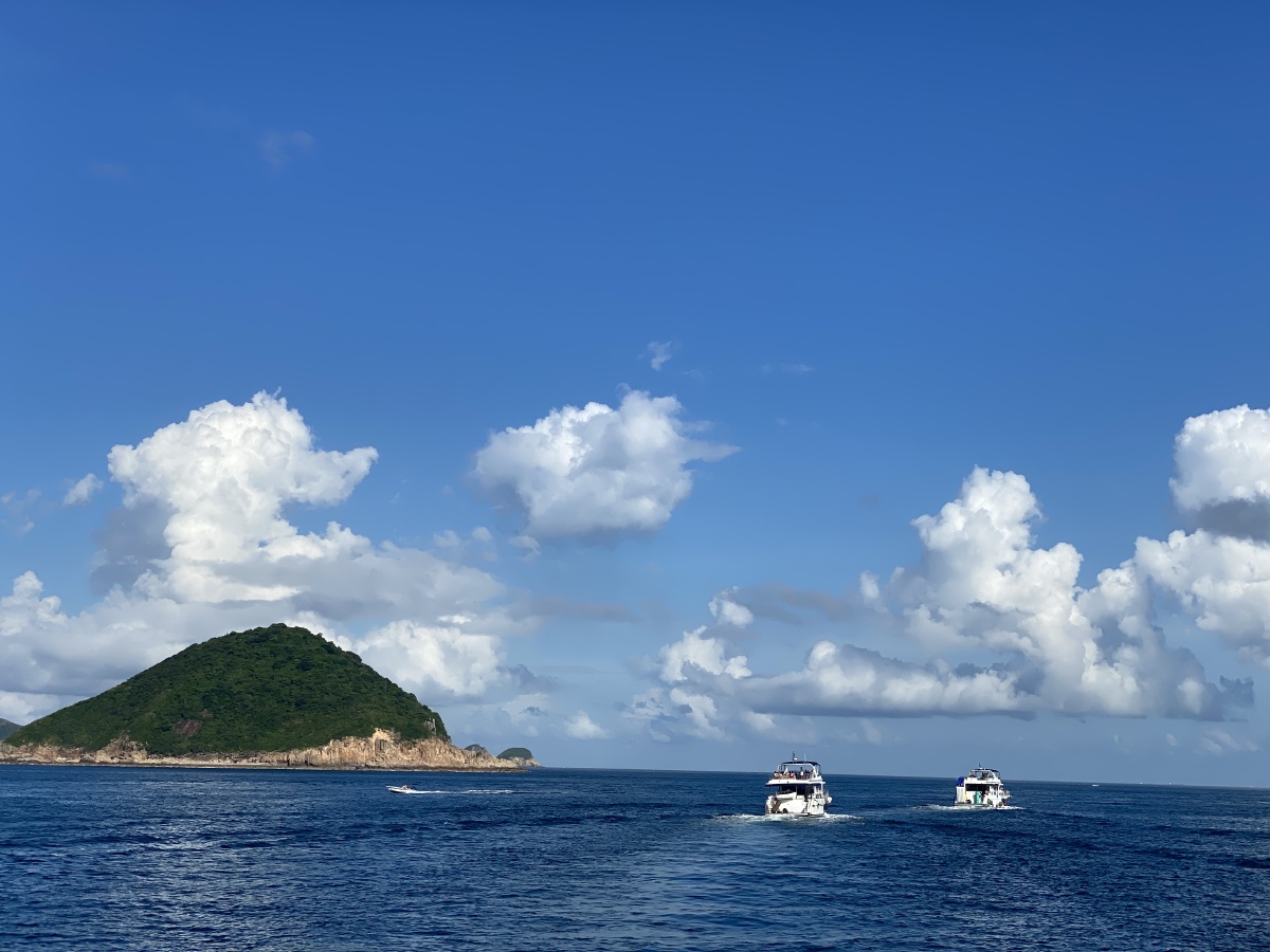 就这样静静地坐在船头享受大海与蓝天白云的包围07