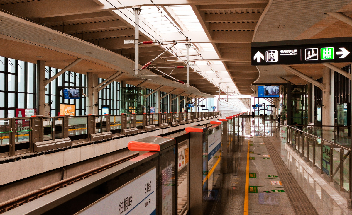 s1三垟湿地站站台和站台对面的小区