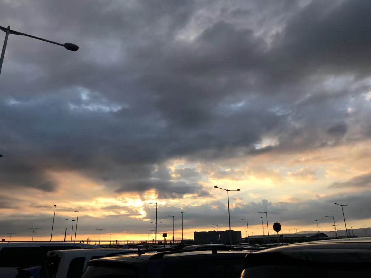 日本机场站早晨日光像极了新海诚动画