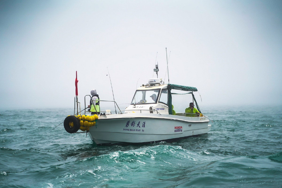 海雾中海钓船