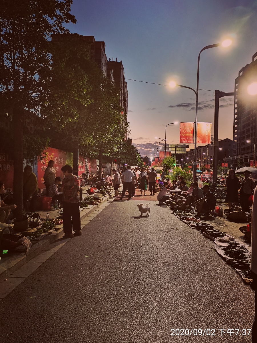 傍晚的街头巷尾人来人往熙熙攘攘