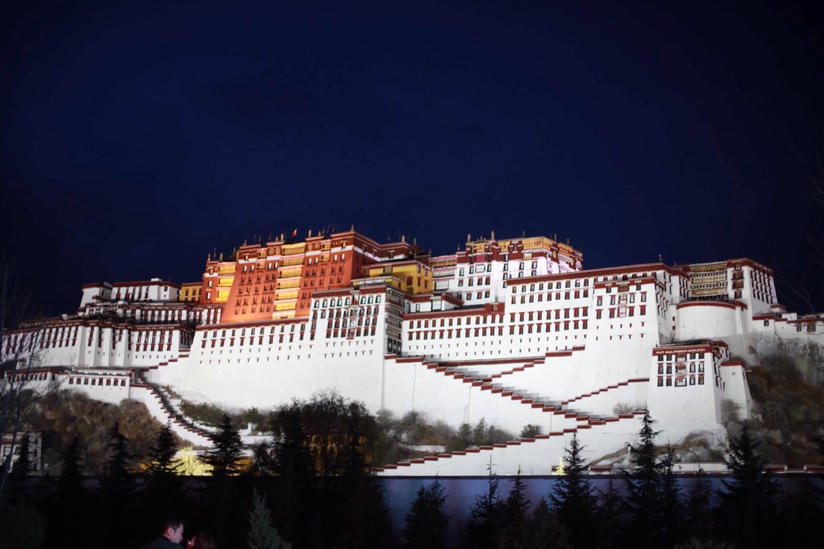夜晚的布达拉宫