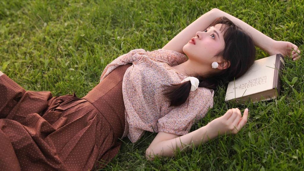 组清纯美女高清桌面,气质温婉的文艺少女,清新脱俗,浑身充满淑女气息
