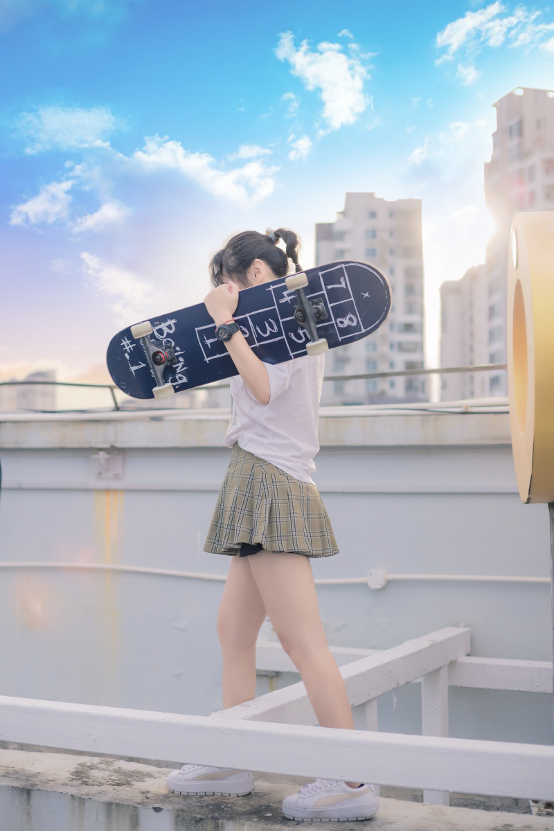 天台的滑板少女