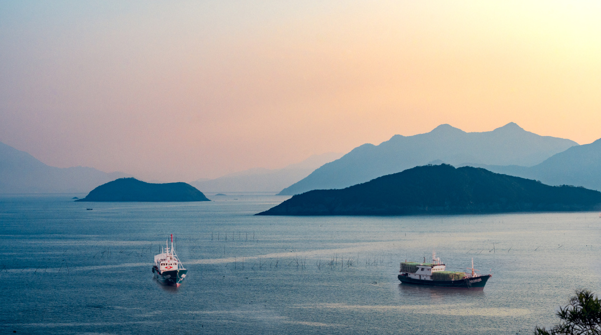 暮色夕阳里,港湾是母亲宽阔温暖的胸膛.