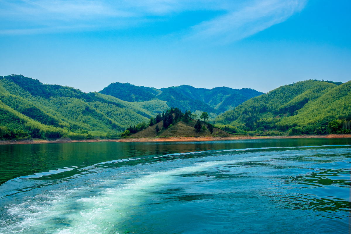 天地之间青山湖