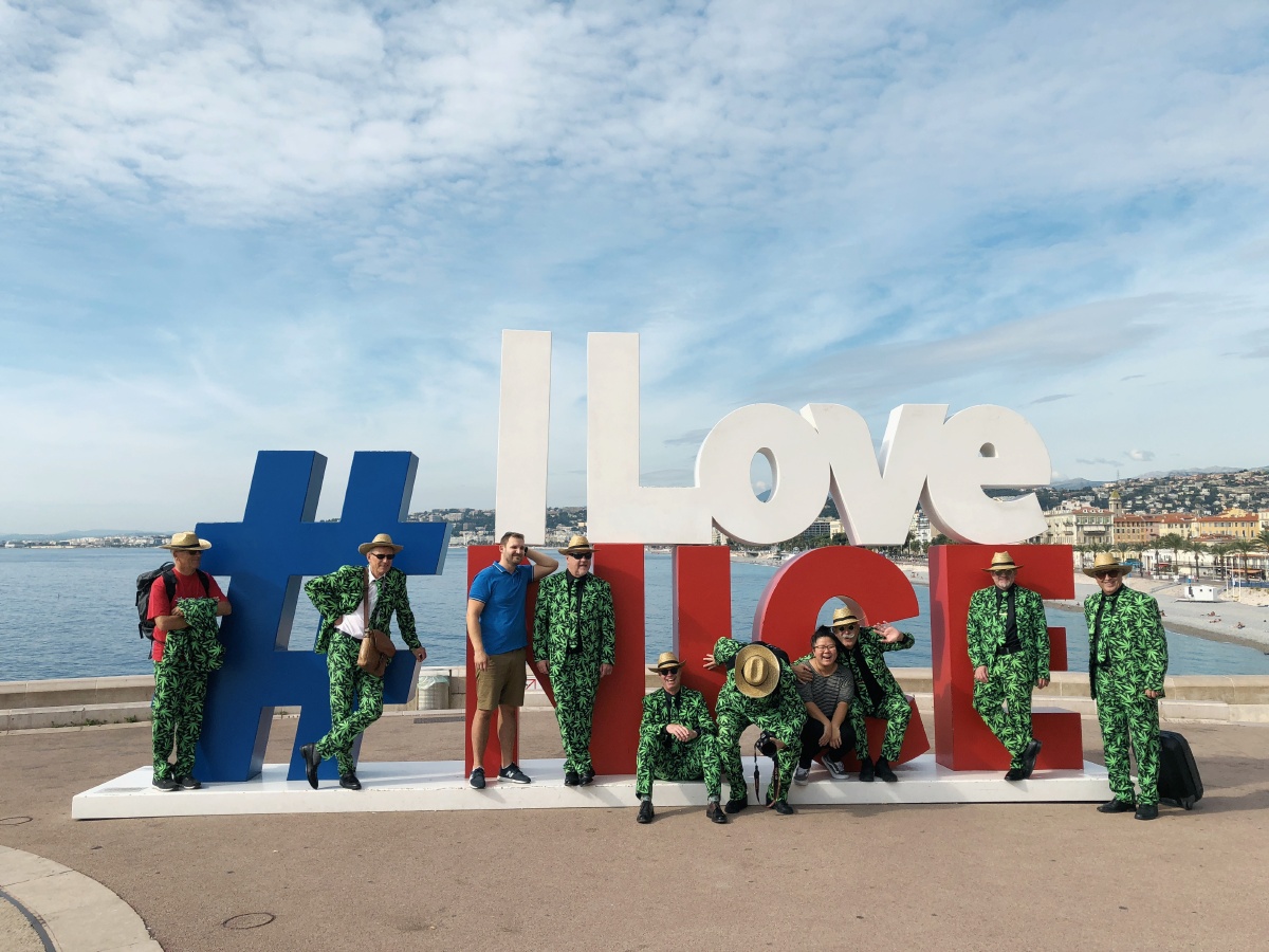 法国尼斯的ilovenice标志处一群着装一致的潮男在这儿打卡合影