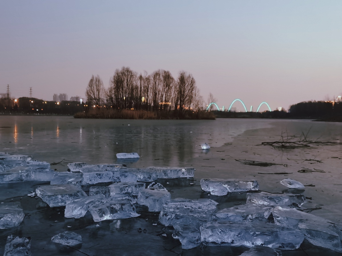 记录位于太原北中环桥和摄乐桥之间嗯汾河段已经完全被冰封住还会发出