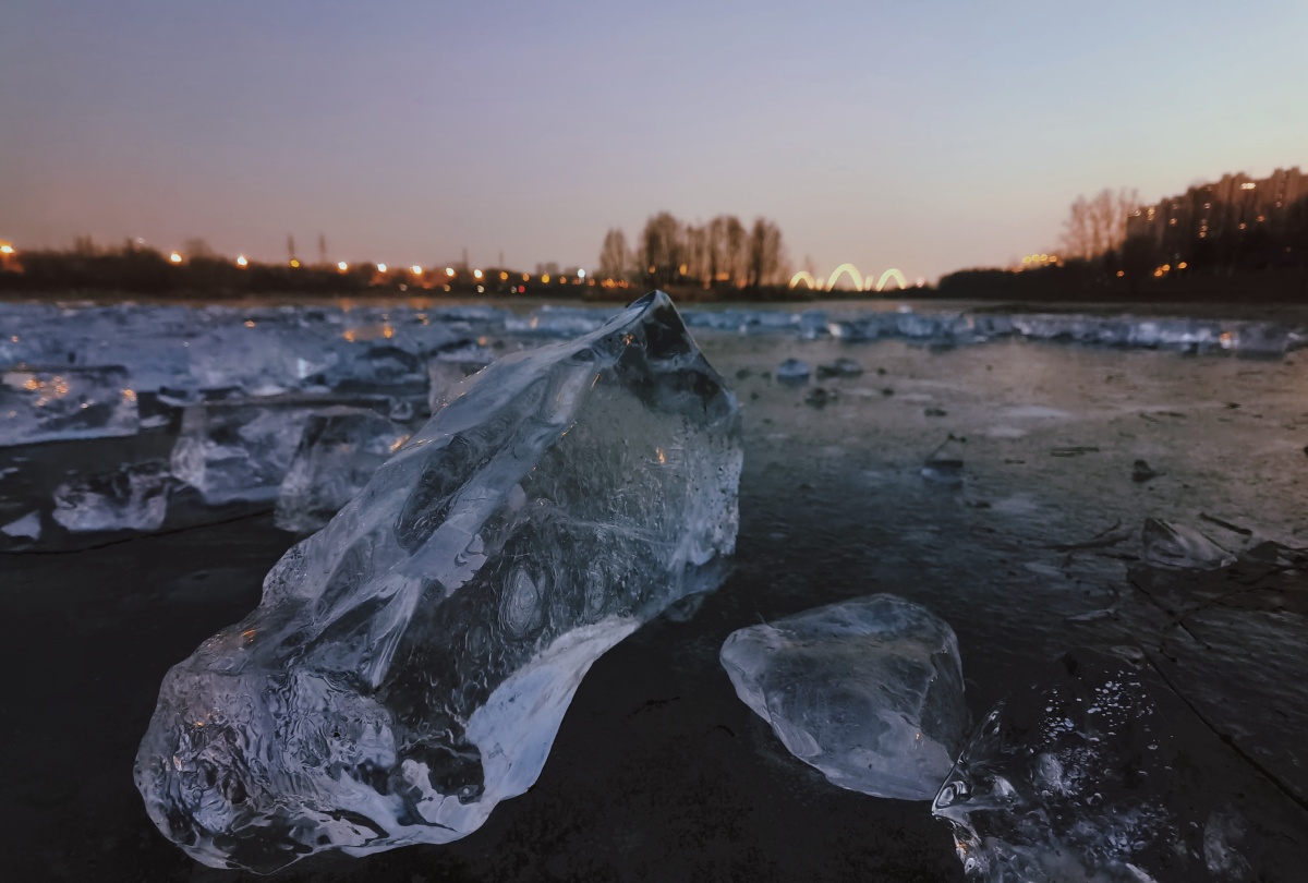 记录位于太原北中环桥和摄乐桥之间嗯汾河段已经完全被冰封住还会发出