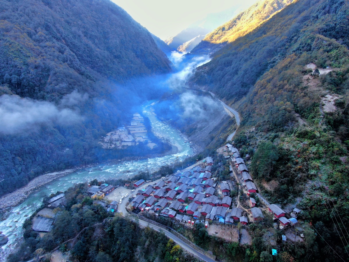 中缅边境的普卡旺村一共只有13户人家碧水环伺鸡犬相闻美景深藏于此