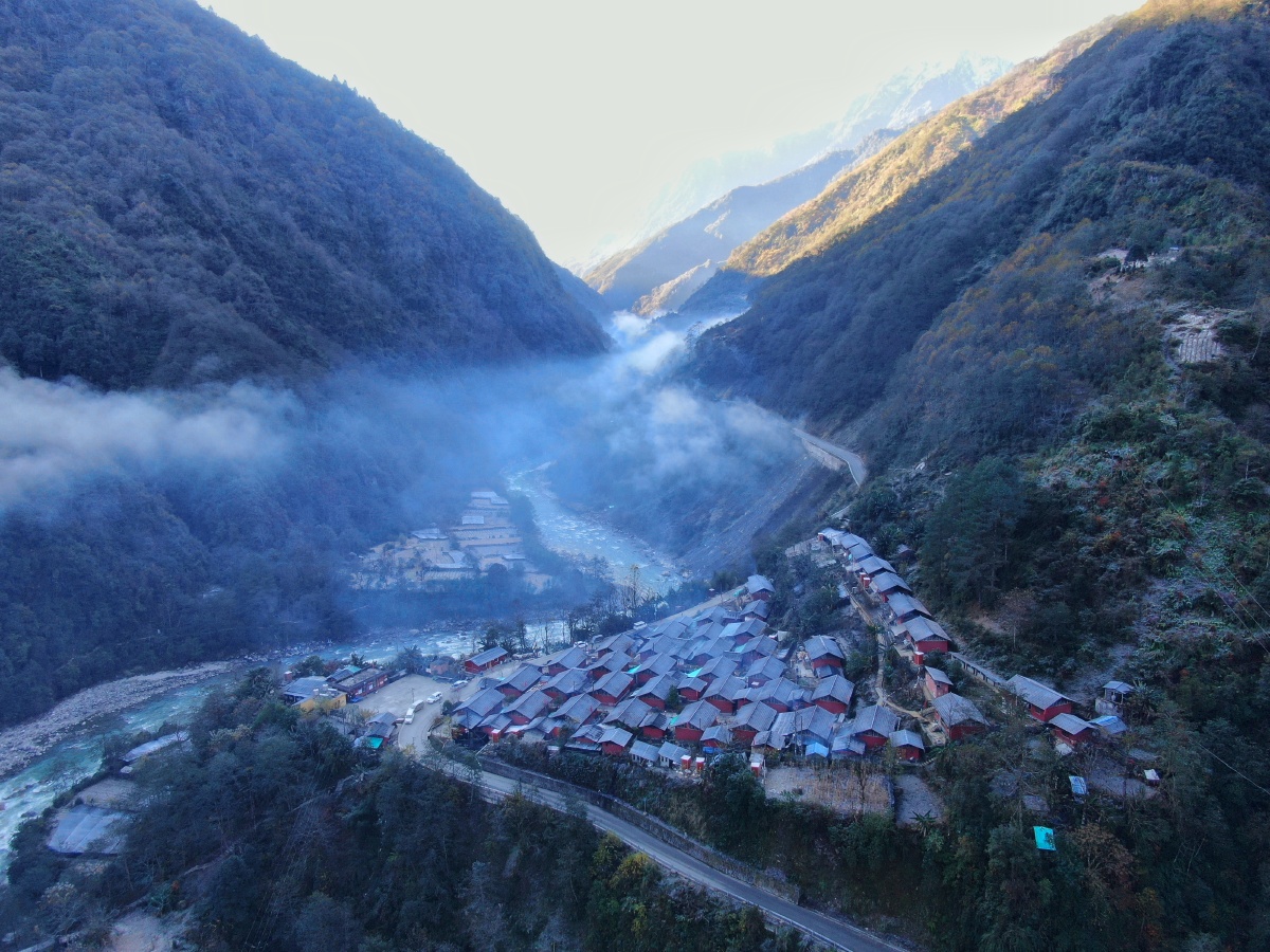 中缅边境的普卡旺村一共只有13户人家碧水环伺鸡犬相闻美景深藏于此