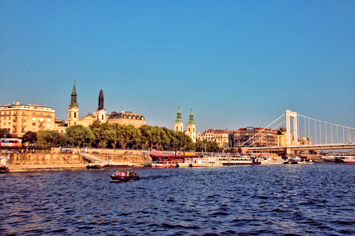 布达佩斯多瑙河两岸风光淡淡的怀旧风情
