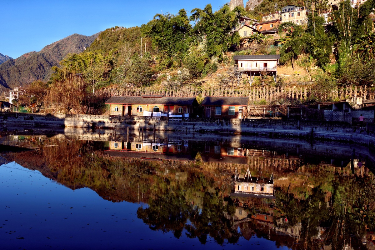 一百年前法国传教士翻过碧罗雪山来到怒江西岸从此基督教开始流传于