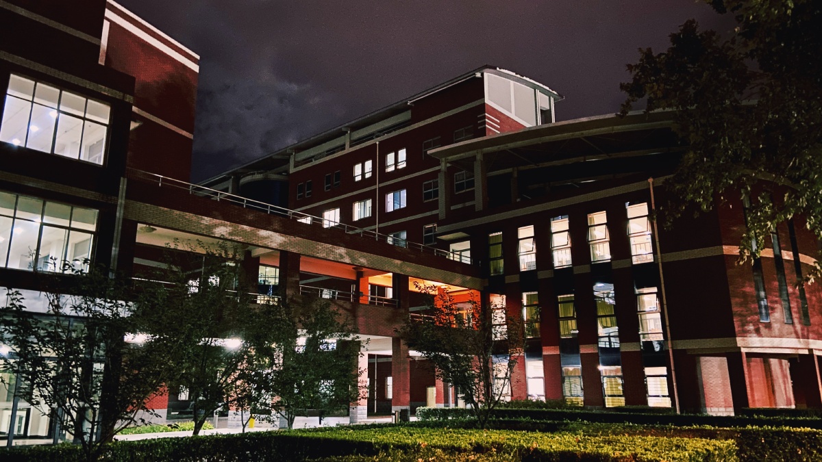 晚上的教学楼依旧灯火通明