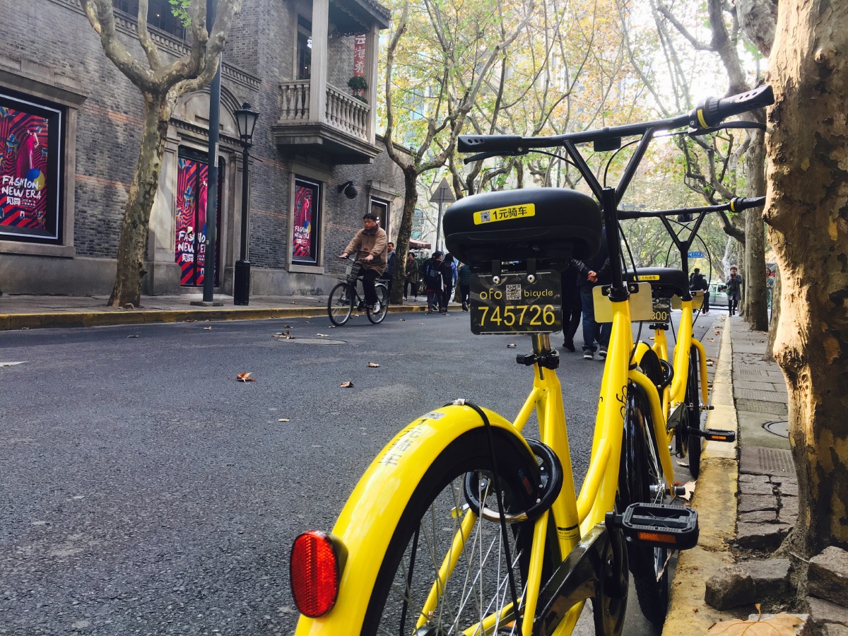 小黄车和小红车