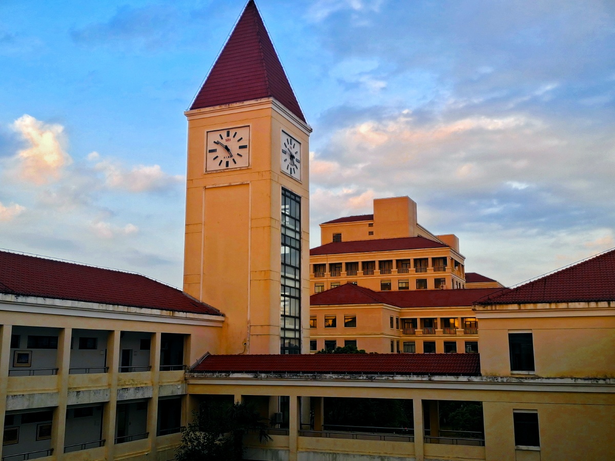 夕阳下的学校钟楼(∗❛ั∀❛ั∗)✧*.好看 - 伯劳