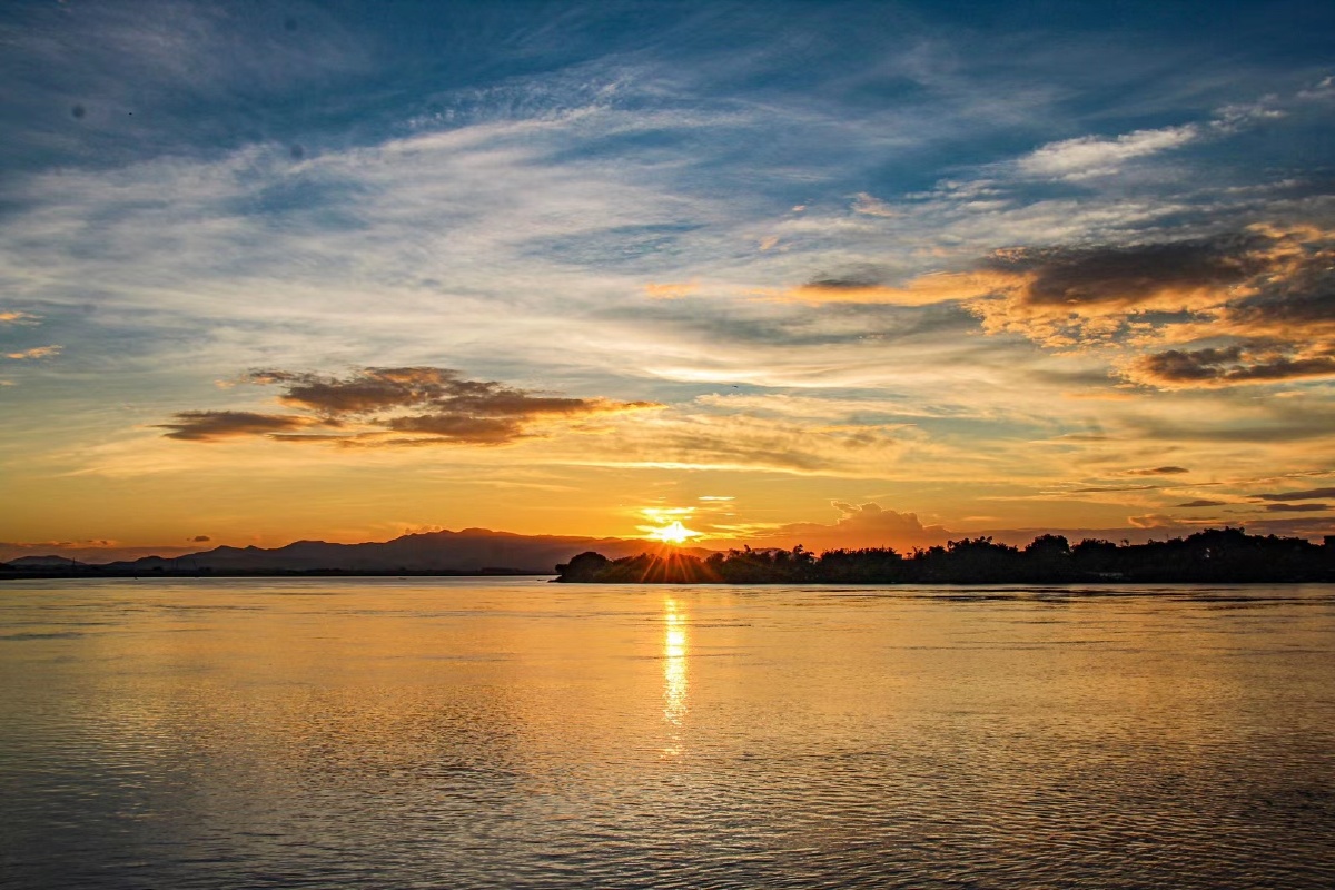 你和这傍晚的夕阳一样迷人遥远