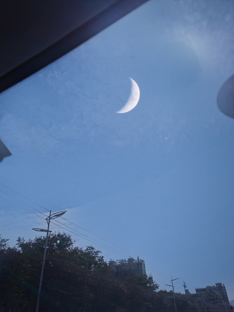 看这窗外的那一弯月不禁想象月圆时是何景象