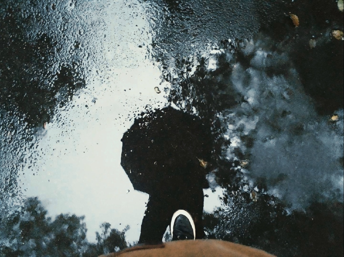 一个人撑着伞 低头看着倒影 世界好安静啊