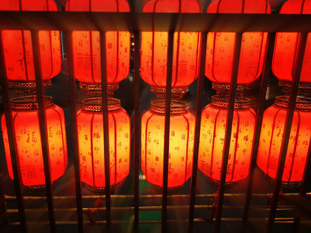 西安街道天桥上的福灯灬秦灬关注