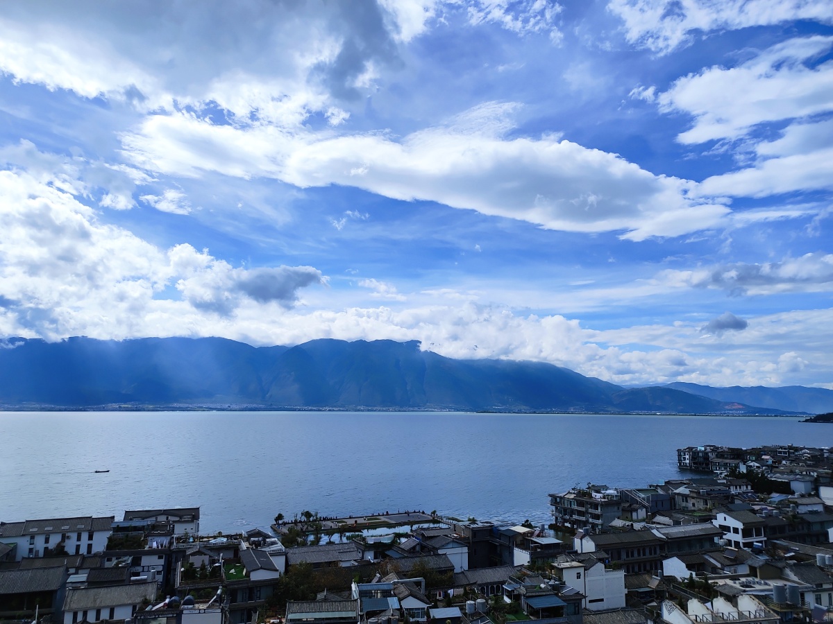 海景是在洱海挖色镇拍的古城是大理古城