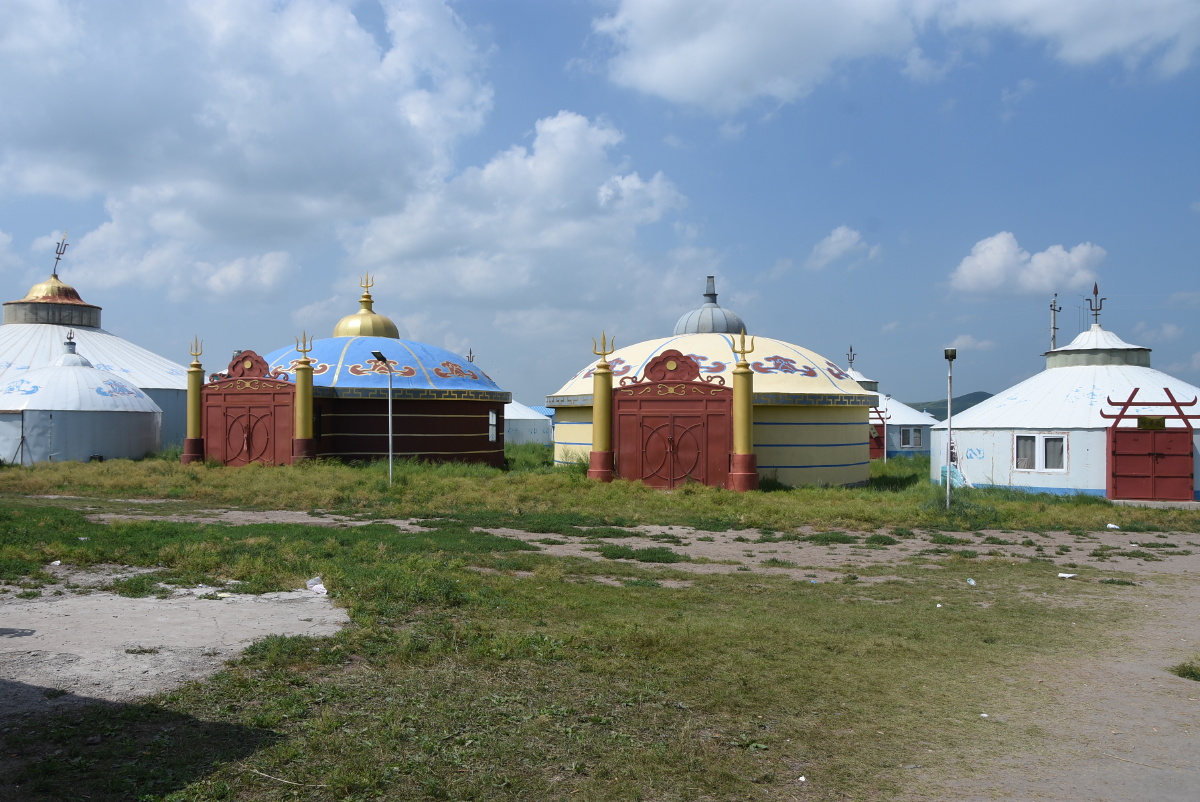 呼伦贝尔大草原蒙古包和现代建筑