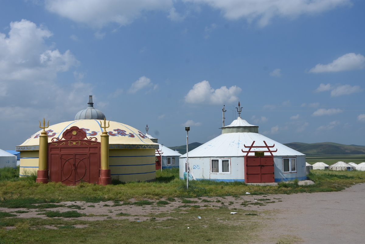呼伦贝尔大草原蒙古包和现代建筑
