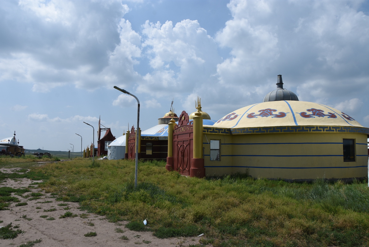 呼伦贝尔大草原蒙古包和现代建筑