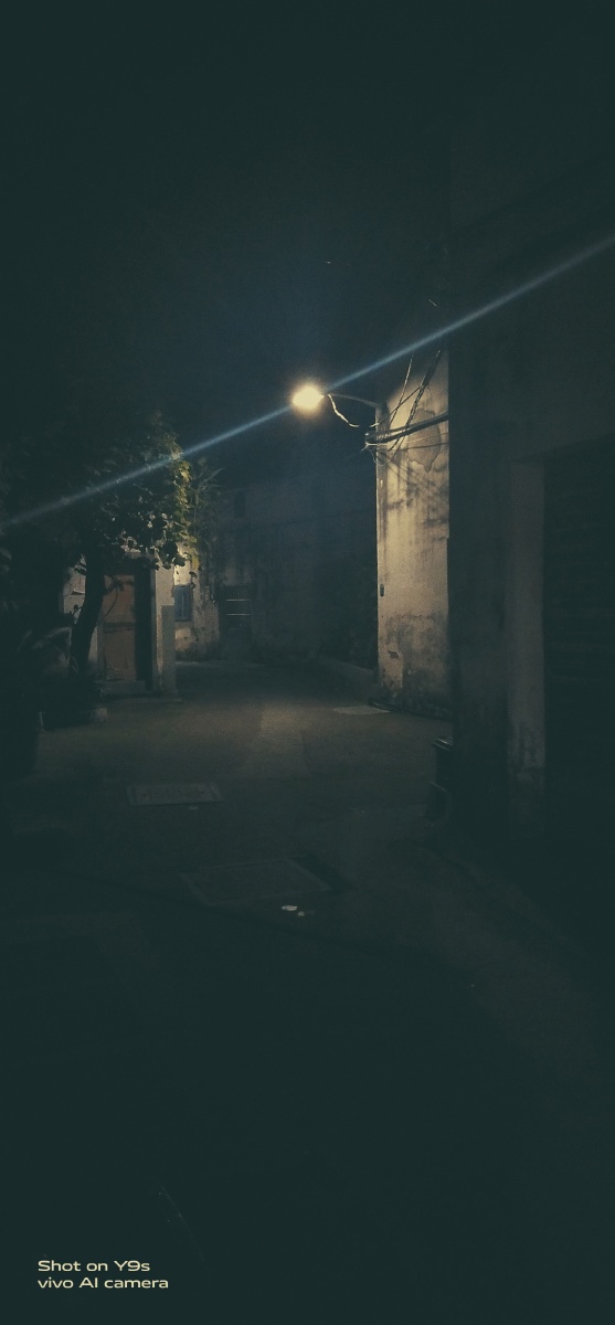 老村 小巷 路灯下
