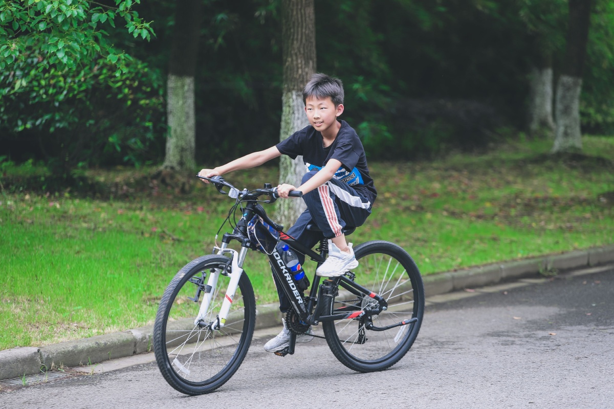 骑行的少年