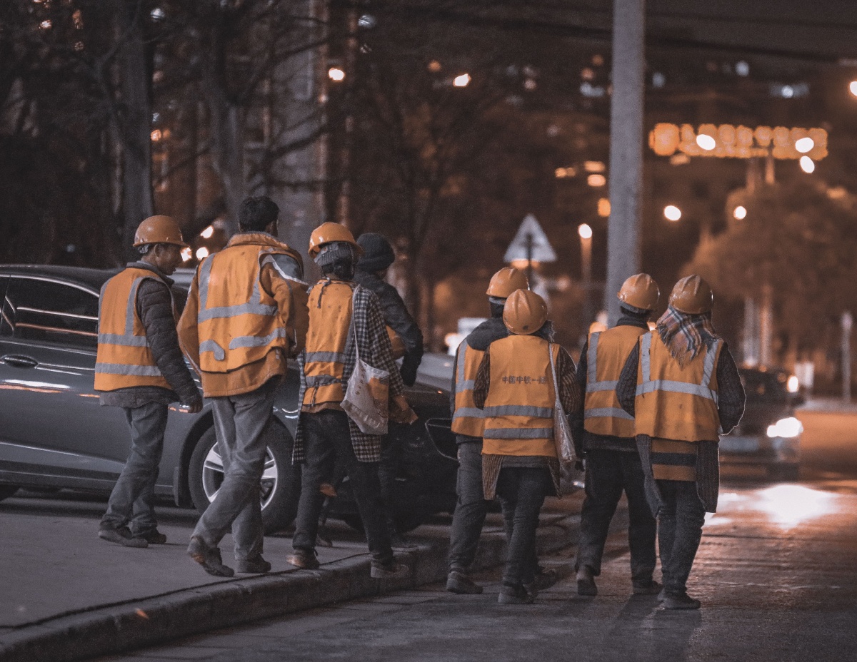 街拍人文遇到一群无锡地铁四号线下班的施工工人们前后都进行了抓拍