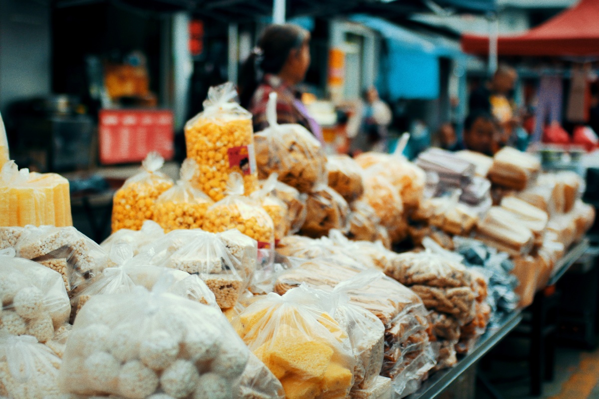 一组农贸市场商贩忙碌时间市井风
