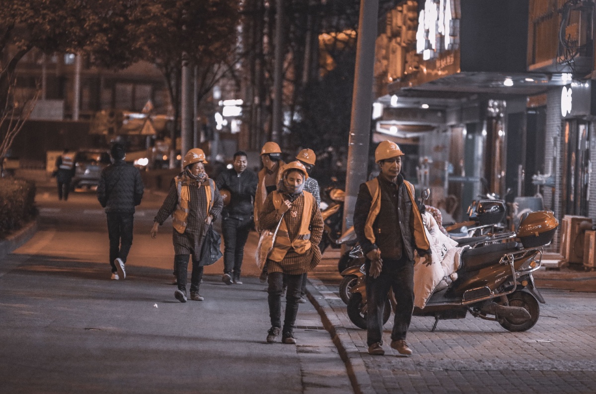 街拍人文遇到一群无锡地铁四号线下班的施工工人们前后都进行了抓拍