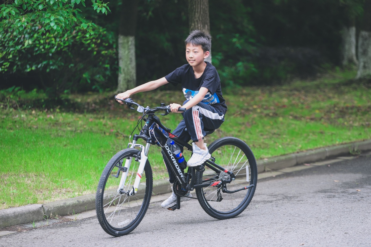 骑行的少年